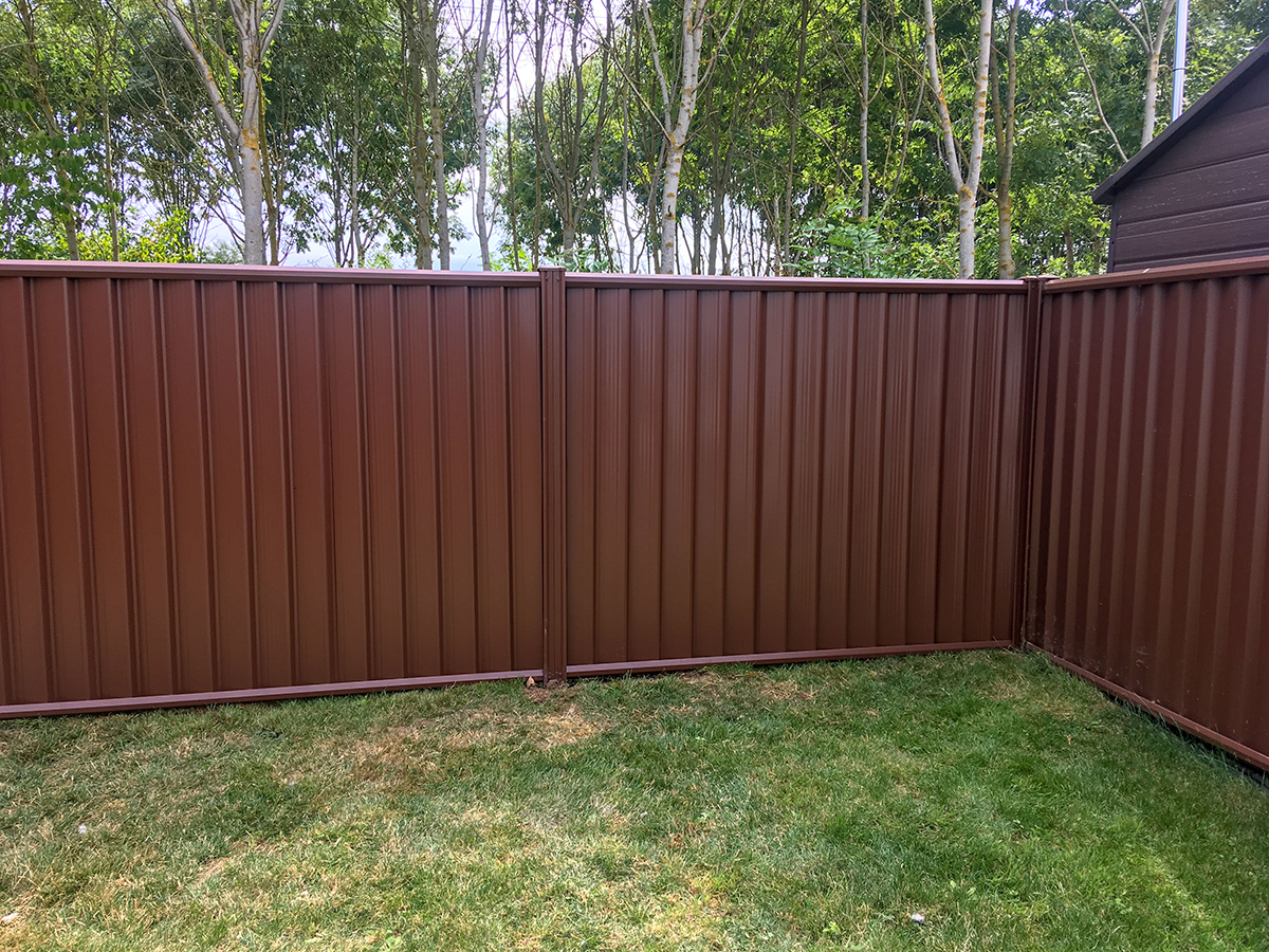 Garden patio beside a fence with the selected decorative trellis topper